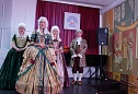 Екатерина Великая ( Юлия Даренская) с фрейлинами и придворным